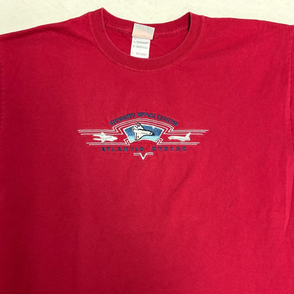 Vintage Embroidered Kennedy Space Center T-Shirt Adult Large Red